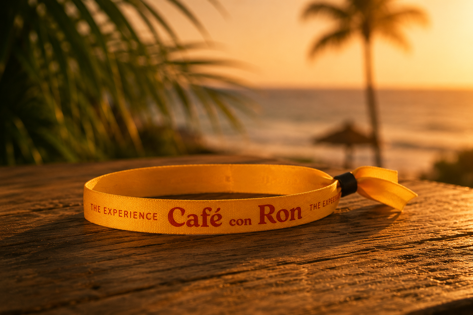 Pulseira Café Con Ron® em poliéster dourado sobre madeira ao pôr do sol
